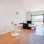 Guesthost - & Elegant Loft - With Balcony Bari