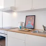 Guesthost - & Elegant Loft - With Balcony Lejlighed