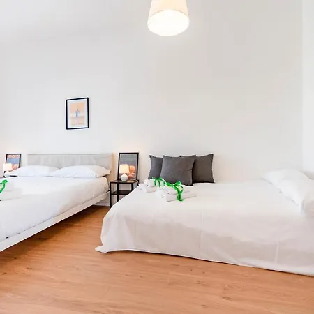 Guesthost - & Elegant Loft - With Balcony Bari