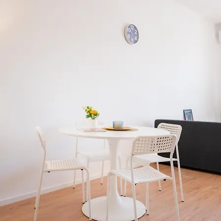 Daire Guesthost - & Elegant Loft - With Balcony Bari