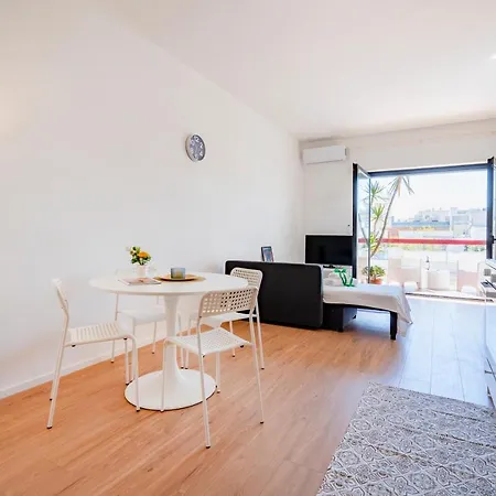 Guesthost - & Elegant Loft - With Balcony 巴里