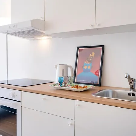 Guesthost - & Elegant Loft - With Balcony Daire