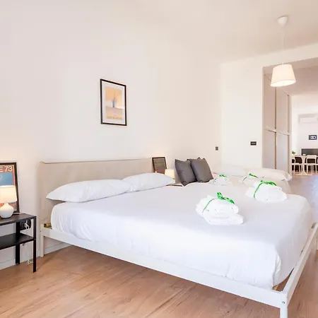 Guesthost - & Elegant Loft - With Balcony Bari