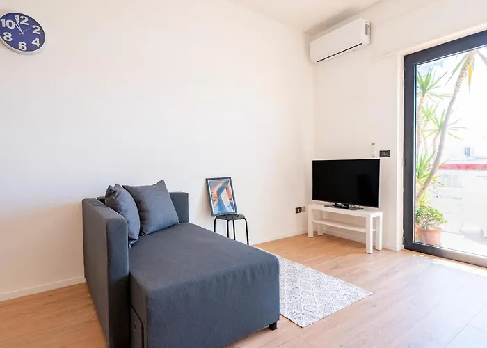 Guesthost - & Elegant Loft - With Balcony Appartamento Bari